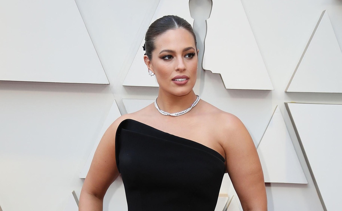 Ashley Graham se convierte en toda una diosa con vestido morado metálico con corte de raja