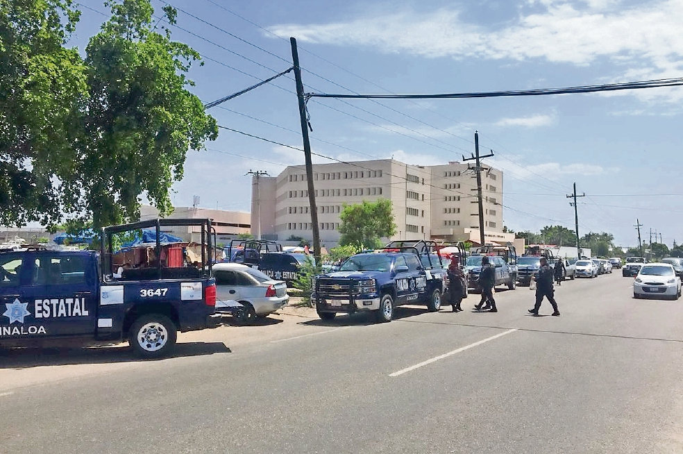 En Sinaloa, se fugan 2 reos federales por la puerta principal