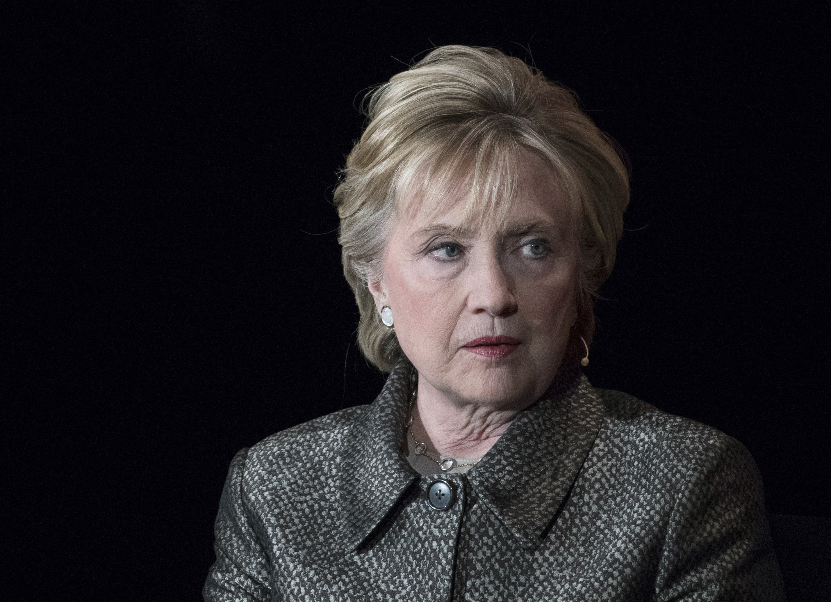 Hillary Clinton se negó a despedir a asesor acusado de acoso sexual: NYT
