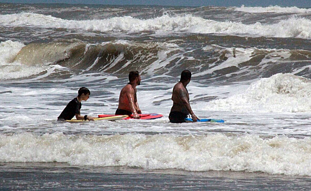 Policía Acuática de Mazatlán rescata a familia de turistas atrapada por Mar de Fondo en Playa Sábalos