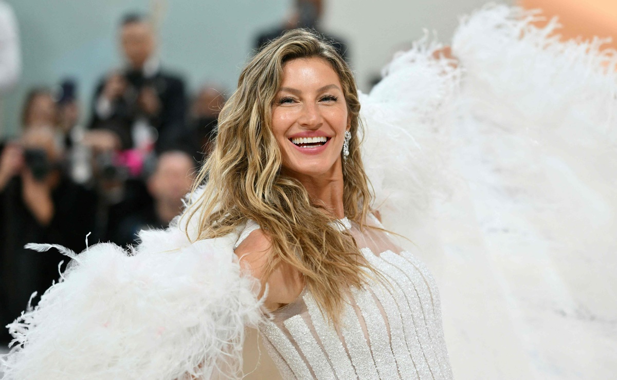 Gisele Bündchen modela minishort y monokini en campaña publicitaria de Jimmy Choo