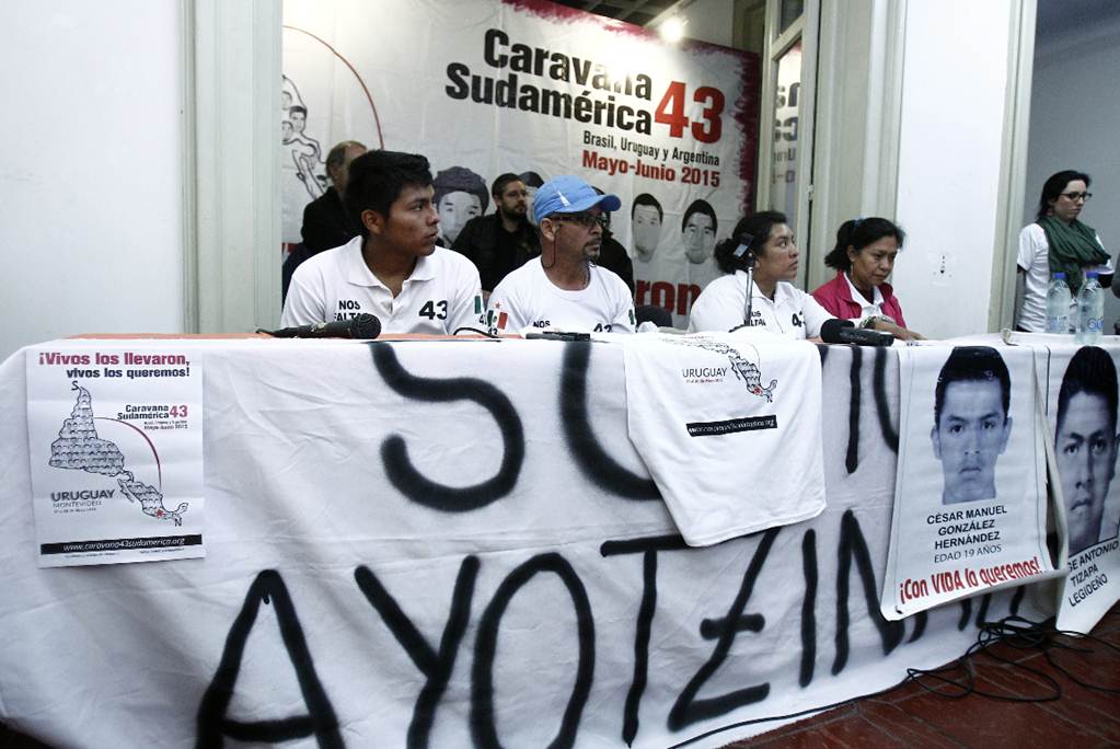 Caravana por los 43 llega a Uruguay; piden justicia