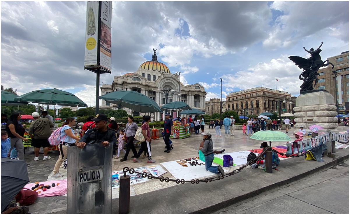 Policías vigilan Bellas Artes mientras comerciantes ambulantes piden reubicación