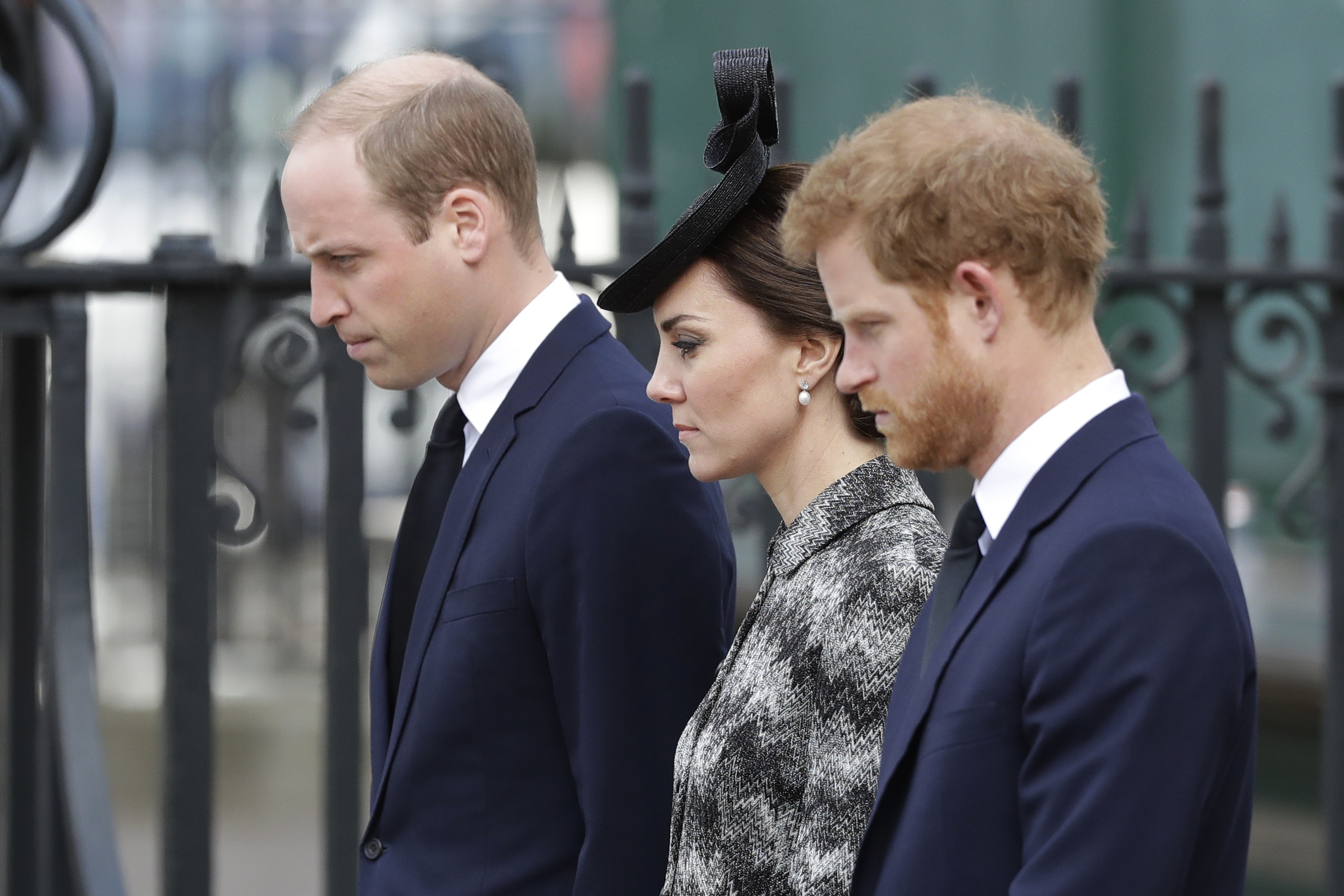 Familia real británica honra a víctimas de atentado en Londres