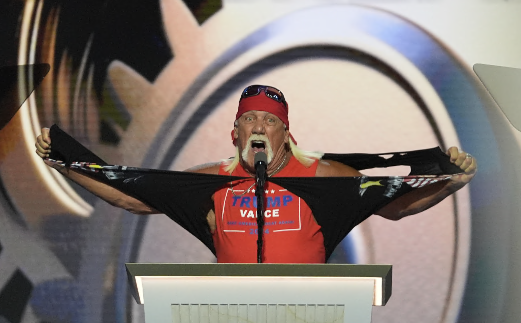 Hulk Hogan se rasga la camisa y llama "héroe" a Trump en la Convención Nacional Republicana