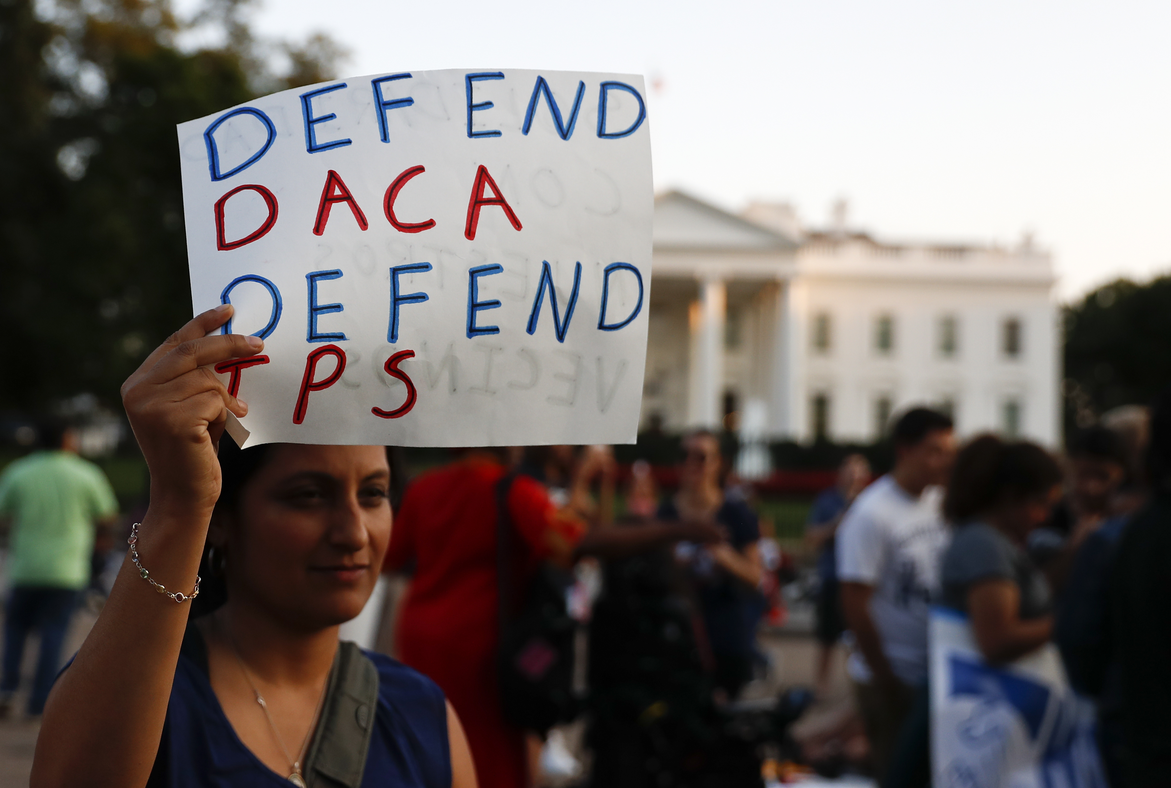 Legisladores demócratas piden a Trump mantener protección a migrantes