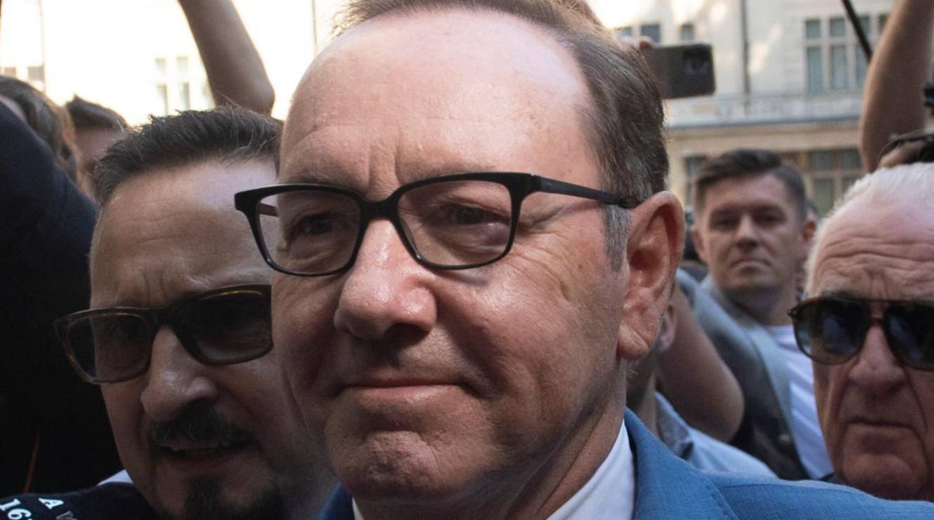 Kevin Spacey niega acusaciones de abuso sexual y sale libre sin condiciones