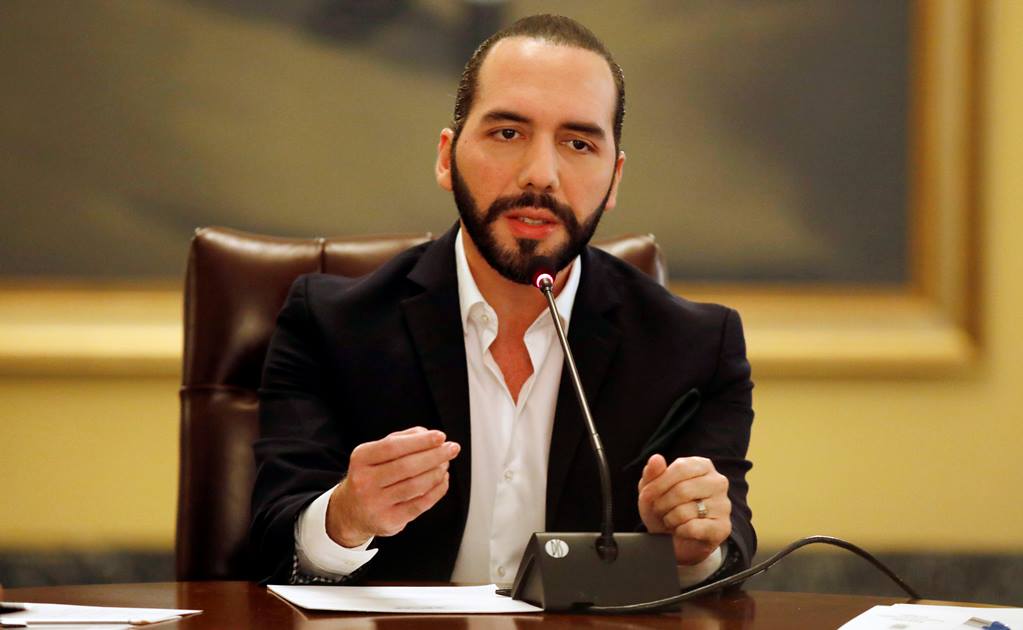 Presidente de El Salvador ordena despidos masivos… ¡desde Twitter!