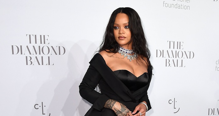 Rihanna deslumbra con minivestido dorado en Instagram