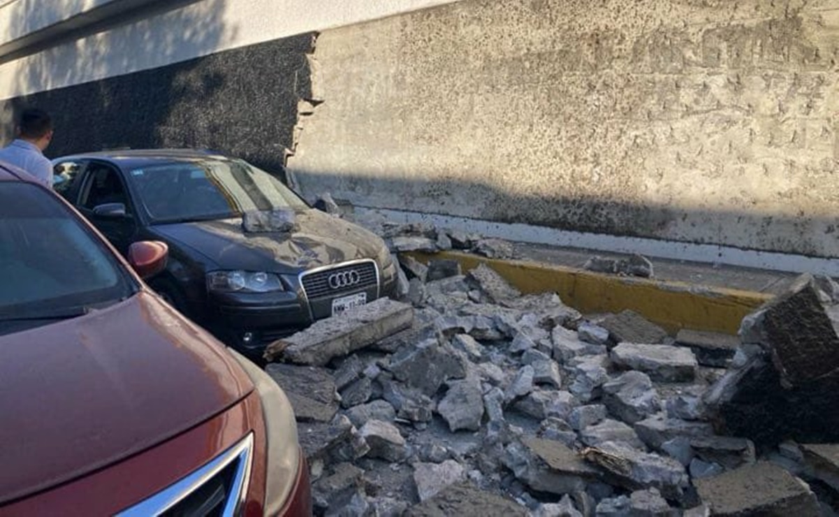 Colapsa recubrimiento de puente en Circuito Interior y daña vehículos 