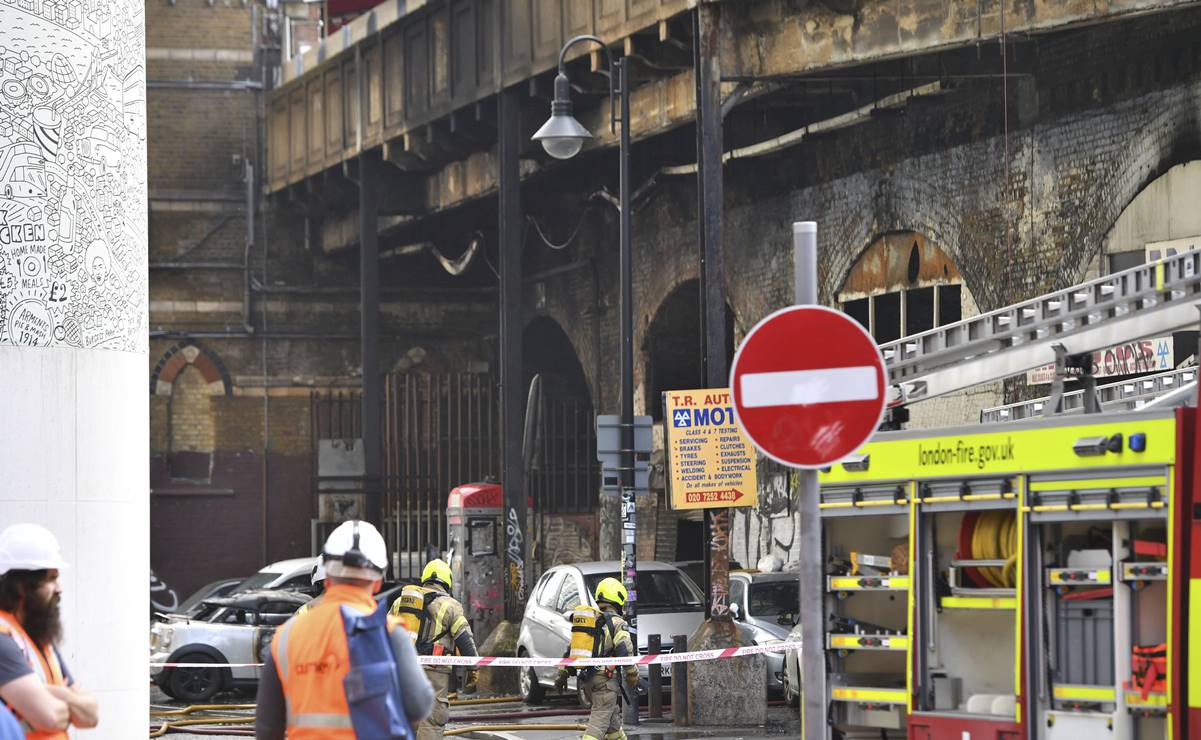 Bomberos controlan incendio en estación de tren Londres; 2 personas resultaron intoxicadas