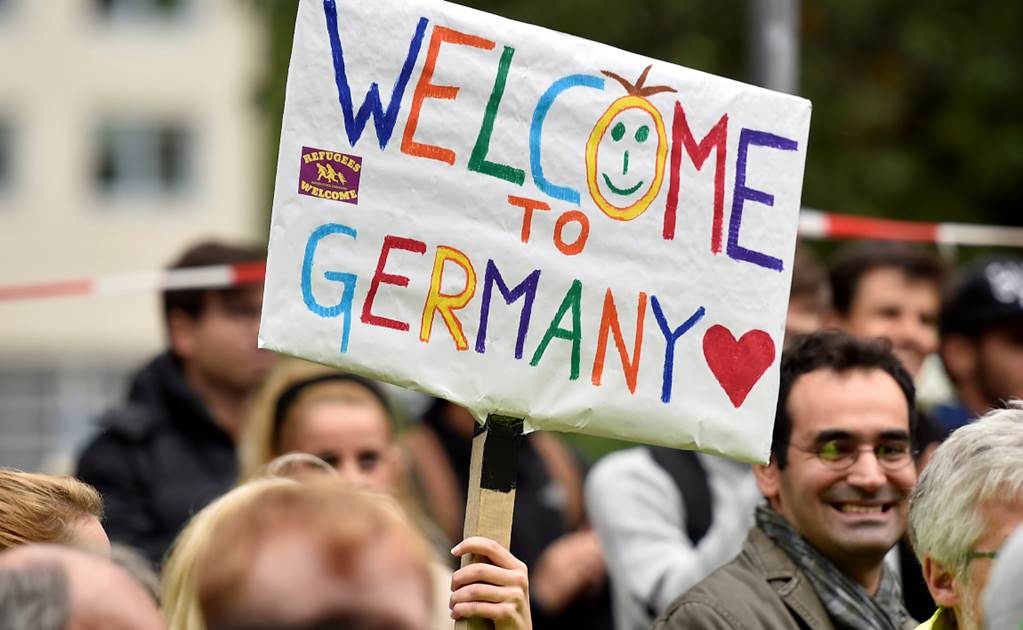 Alemanes reciben con aplausos a 13 mil refugiados