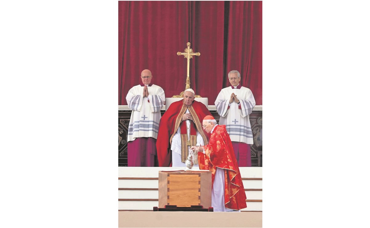 Francisco elogia sabiduría de Benedicto XVI en funeral