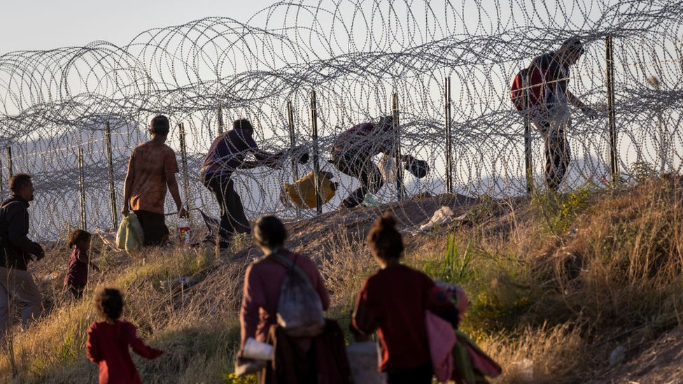 Ken Salazar alerta a migrantes de sanciones por cruce irregular en la frontera de México con EU