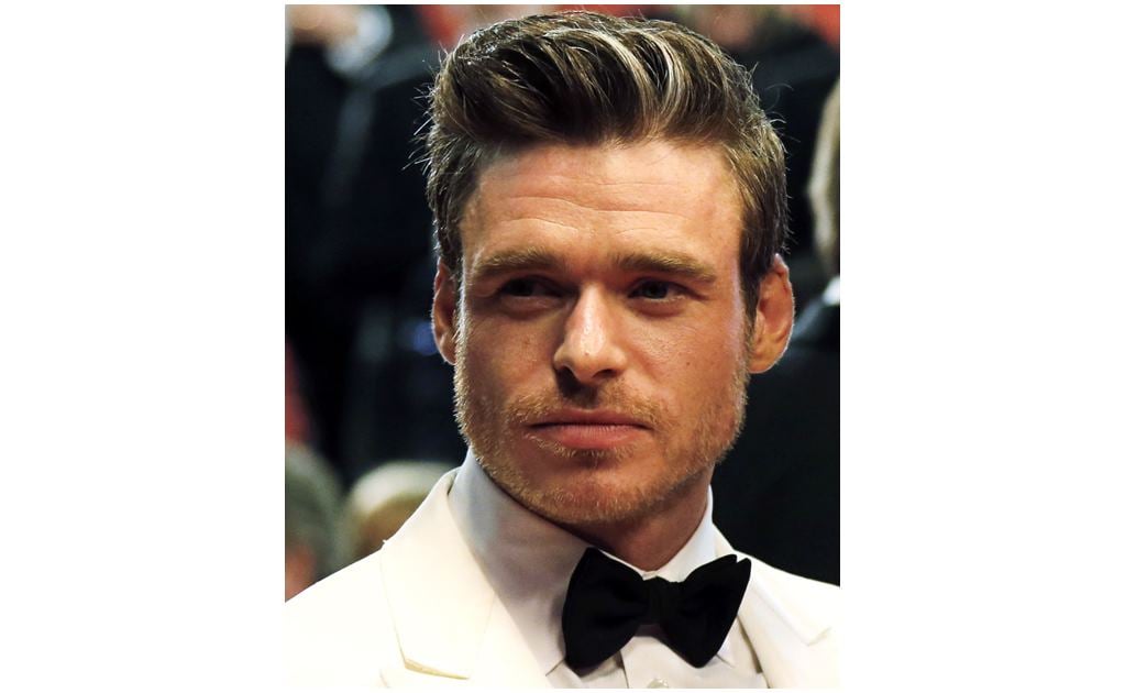 Richard Madden luce esmoquin tipo James Bond en Cannes 