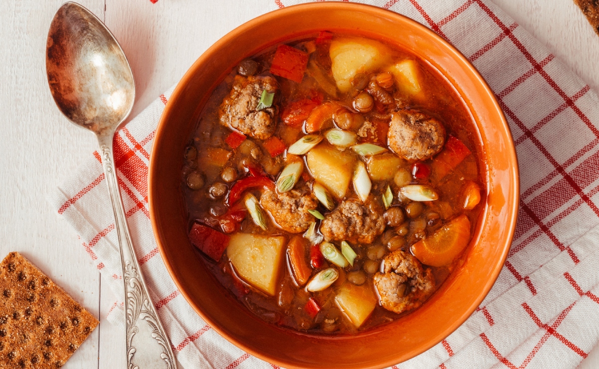 Prepara un caldo de pollo de rancho como el de Doña Ángela para estos días lluviosos