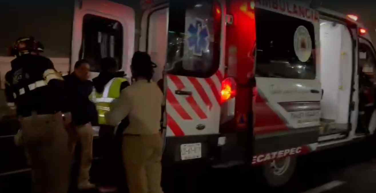 Rescatan a niño que quedó prensado tras choque de combi y tráiler en la México-Pachuca