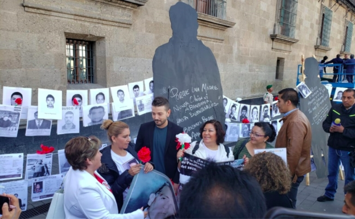 Diego Luna acude a Palacio Nacional con familiares de desaparecidos 