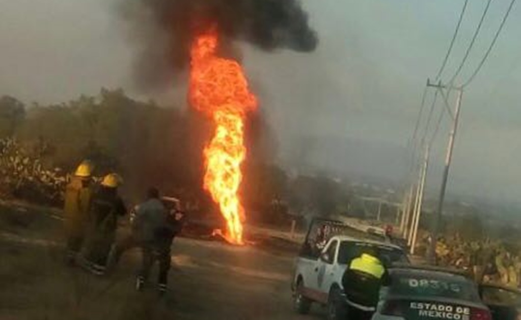 Se incendia toma clandestina sobre ducto de Pemex en Axapusco, Edomex
