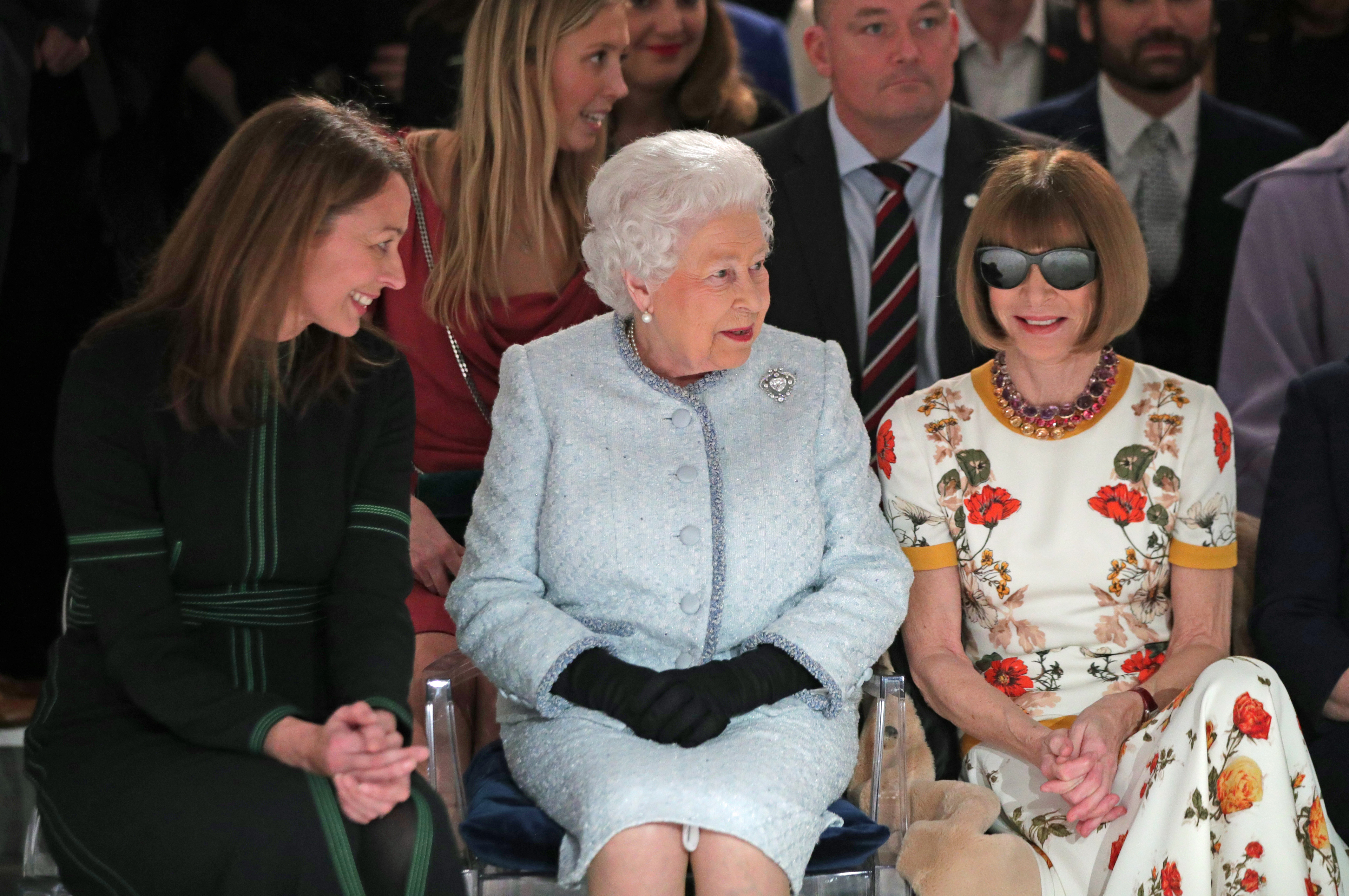 La Reina Isabel II comparte lugar con Anna Wintour en la Semana de la Moda de Londres