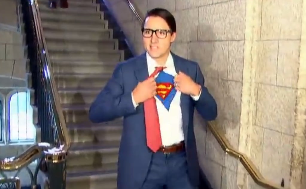 Justin Trudeau sorprende a periodistas con disfraz de Clark Kent