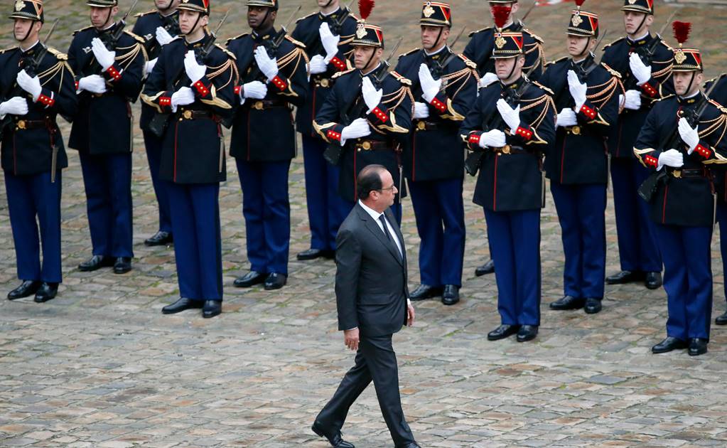 Hollande ordena intensificar bombardeos contra el EI