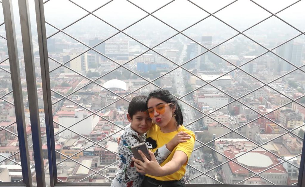 A pesar de contaminación, familias acuden a Torre Latino a tomarse selfies