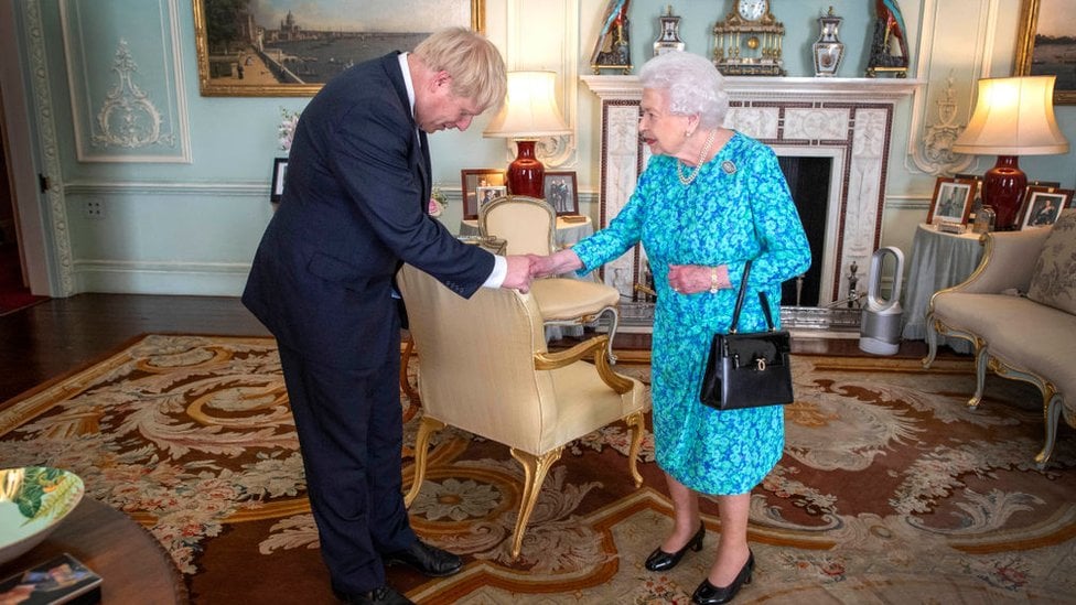 ¿Le mintió el primer ministro de Reino Unido, Boris Johnson, a la reina Isabel II?