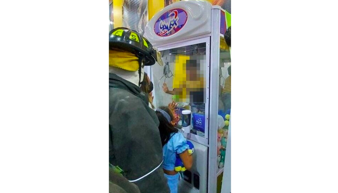 Niño queda atorado dentro de máquina de peluches; bomberos lo rescatan