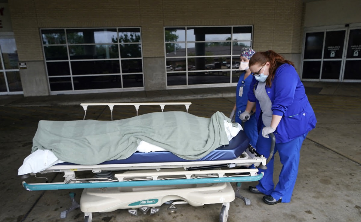 Cuerpos se apilan en crematorio de Florida por repunte de Covid-19