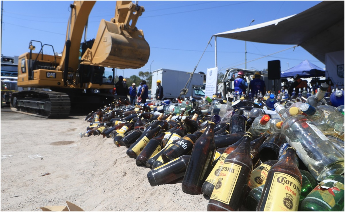 Con maquinaria pesada destruyen caguamas decomisadas en chelerías ilegales en Coyoacán