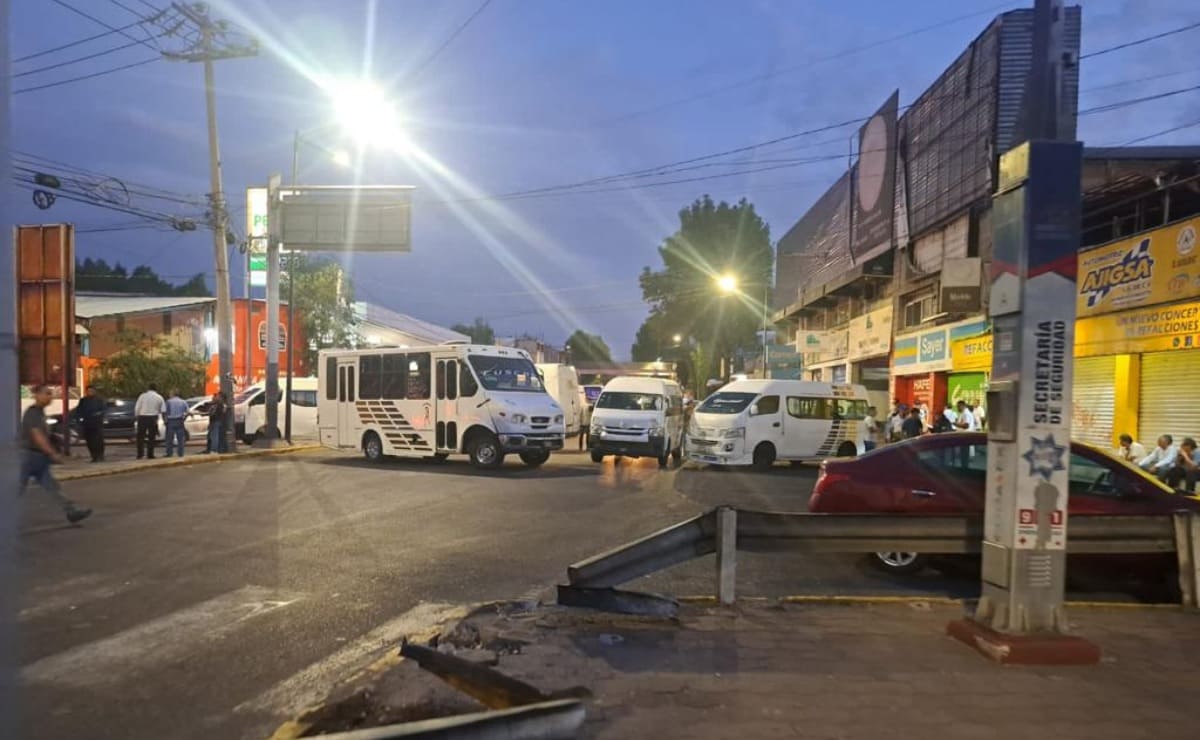 Transportistas bloquean avenida Gustavo Baz; denuncian actos de corrupción de Semovi Edomex