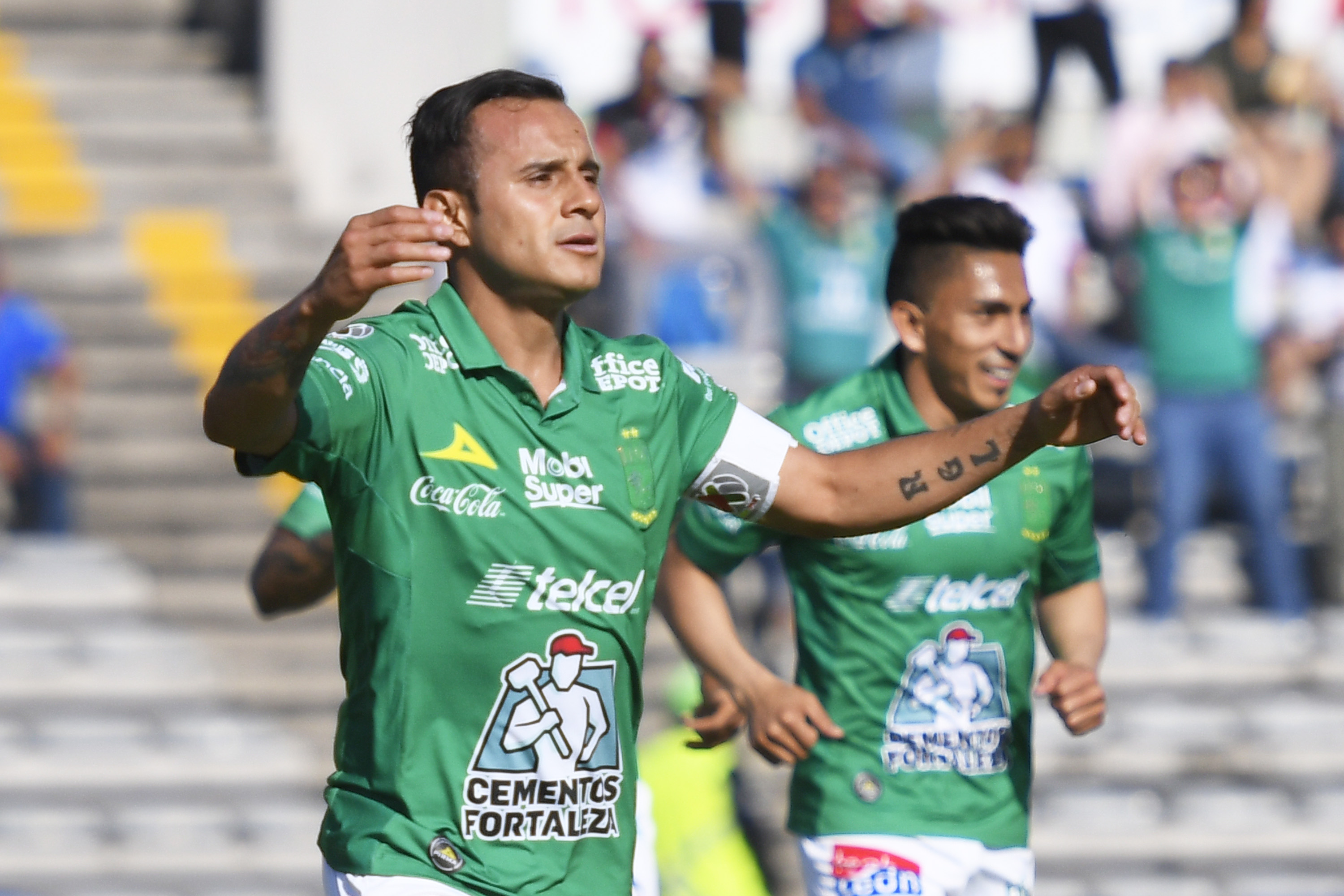 Gokú felicita a jugador del León 