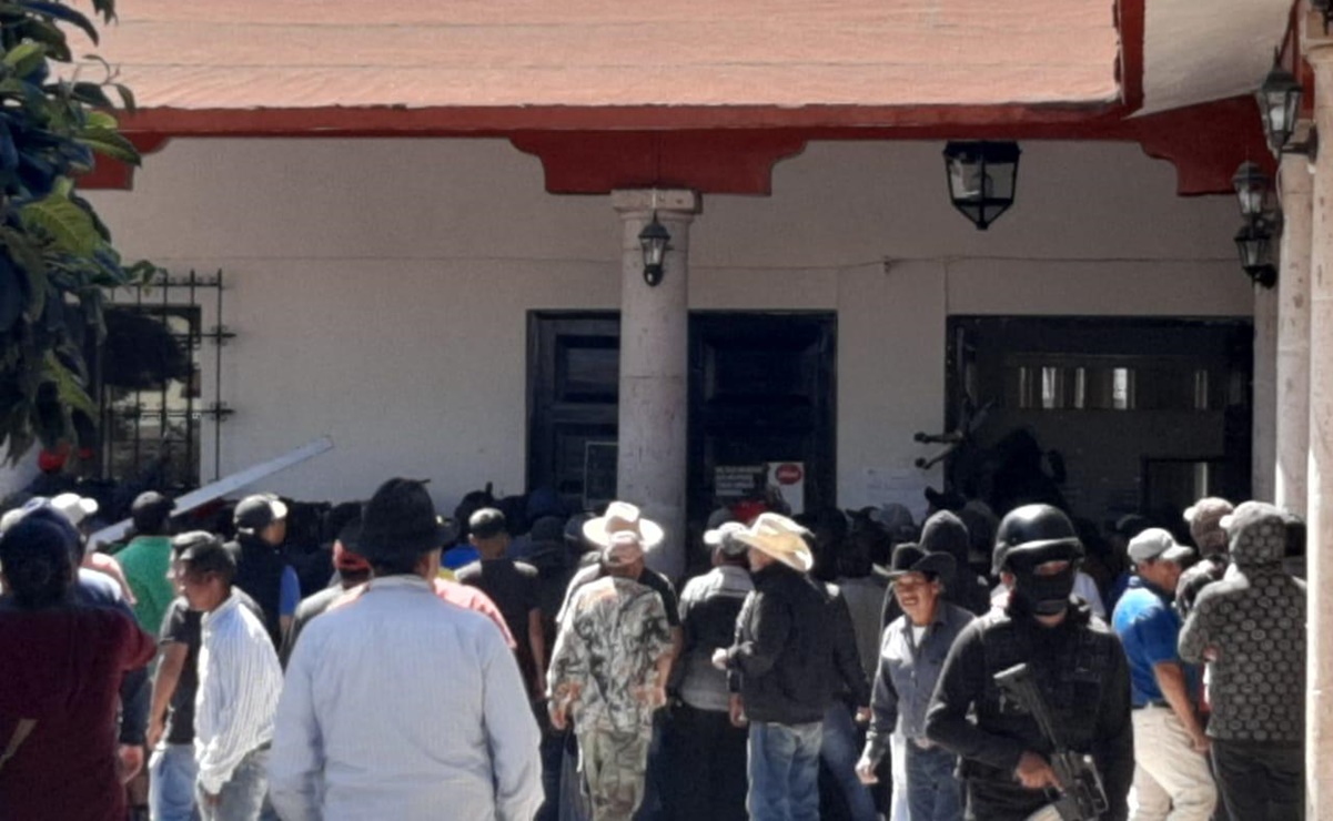 Indígenas de Cheranástico vandalizan alcaldía de Paracho, Michoacán
