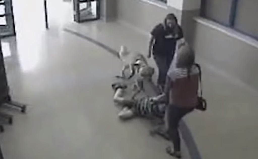 Captan en video a maestra que arrastra a niño autista en escuela de EU