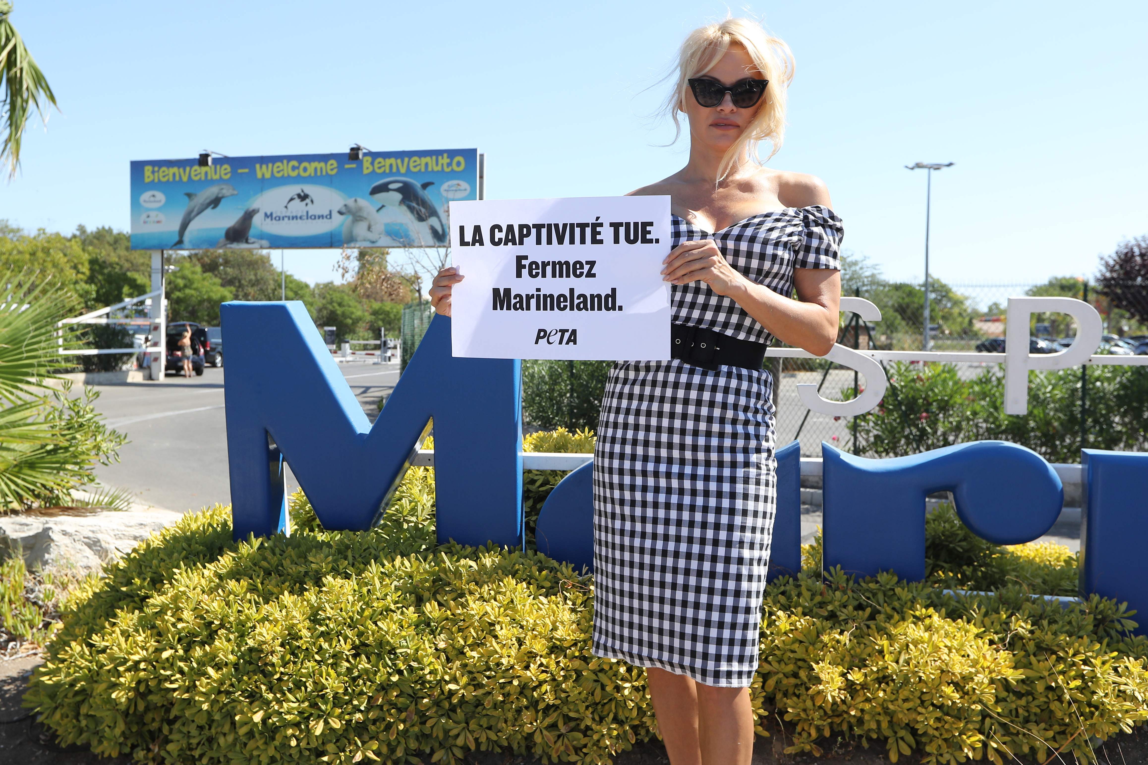 Pamela Anderson protesta en Francia contra cautiverio de animales