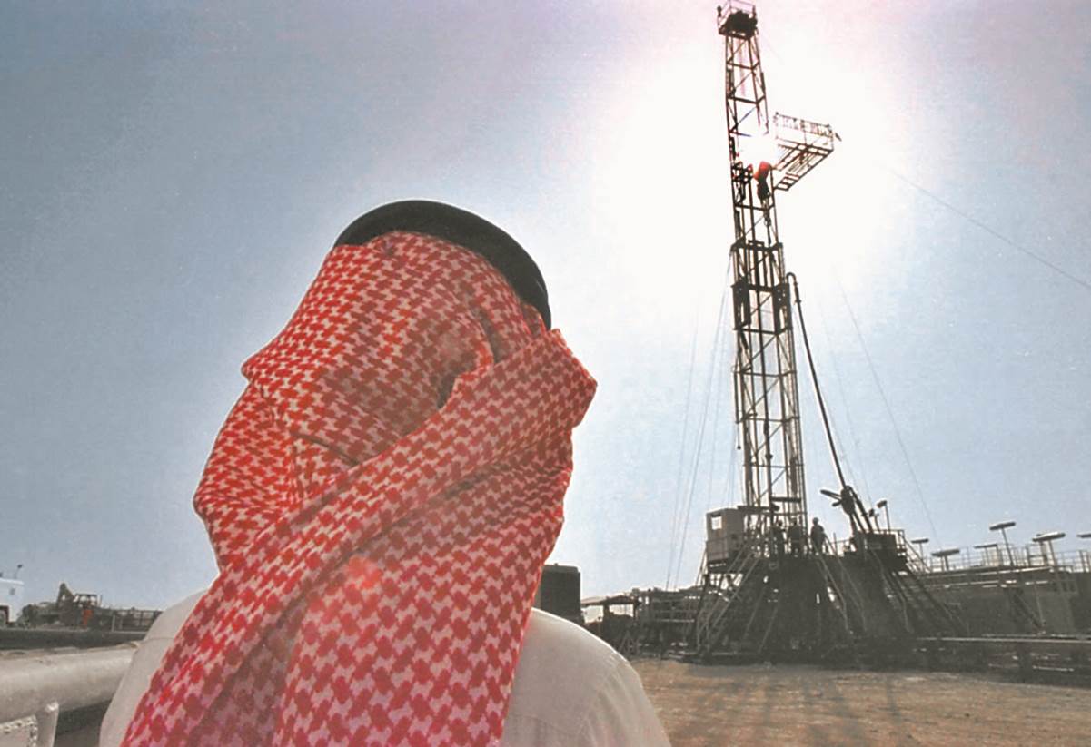 Arabia Saudita reducirá producción petrolera en un millón de barriles diarios en junio