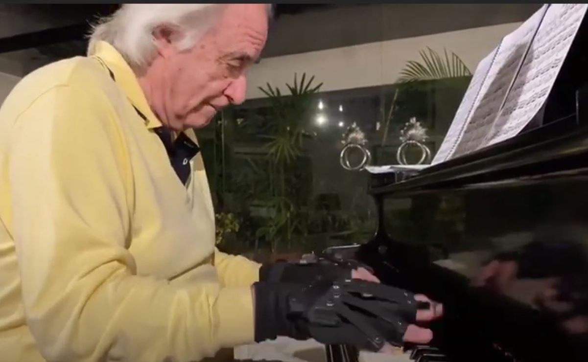 Con manos biónicas vuelve a tocar el piano luego de dos décadas 
