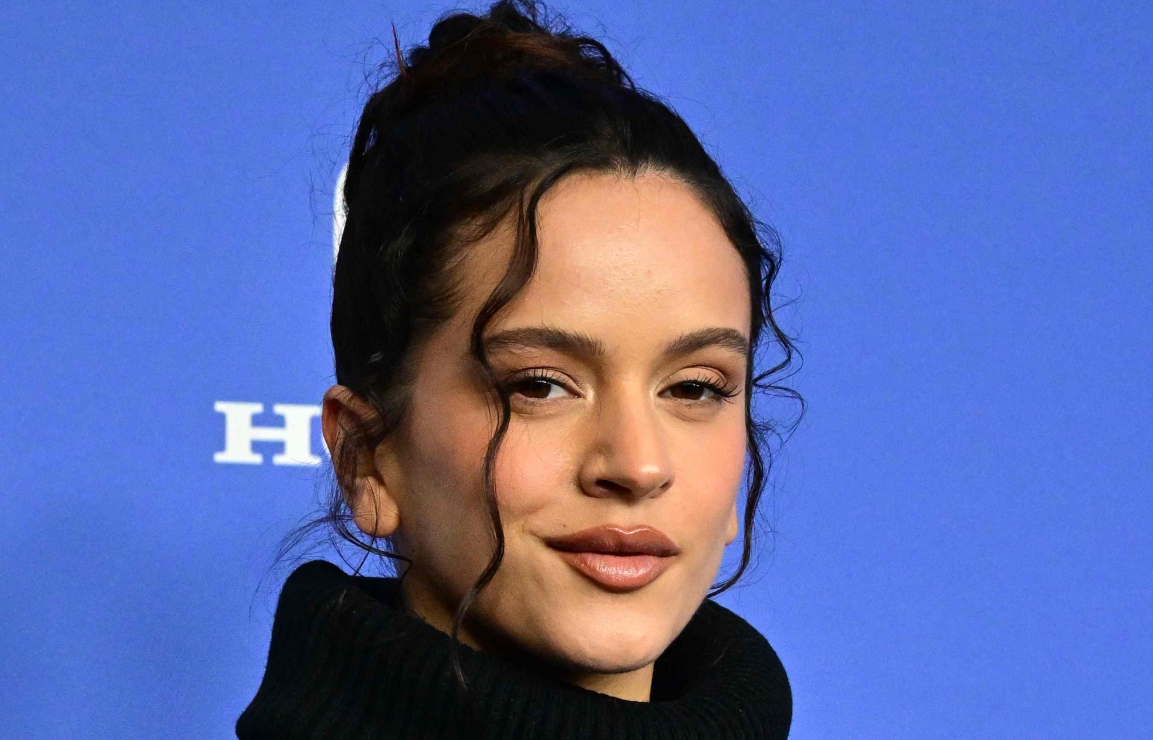 Rosalía reta las reglas de Instagram al posar sin ropa frente al espejo