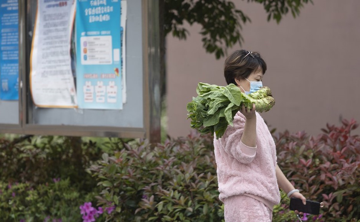 Las dramáticas historias de los habitantes confinados que tratan de conseguir comida en Shanghái
