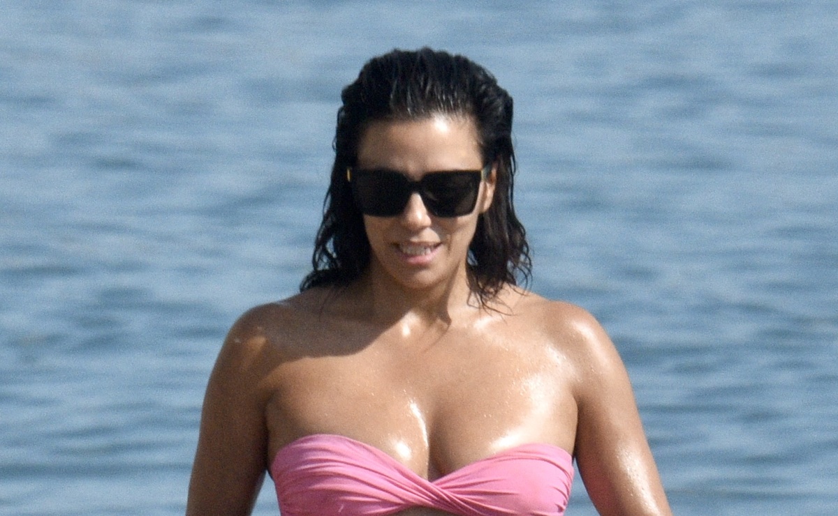 Eva Longoria luce su marcada figura irreal con bikini rosa estilo Barbiecore