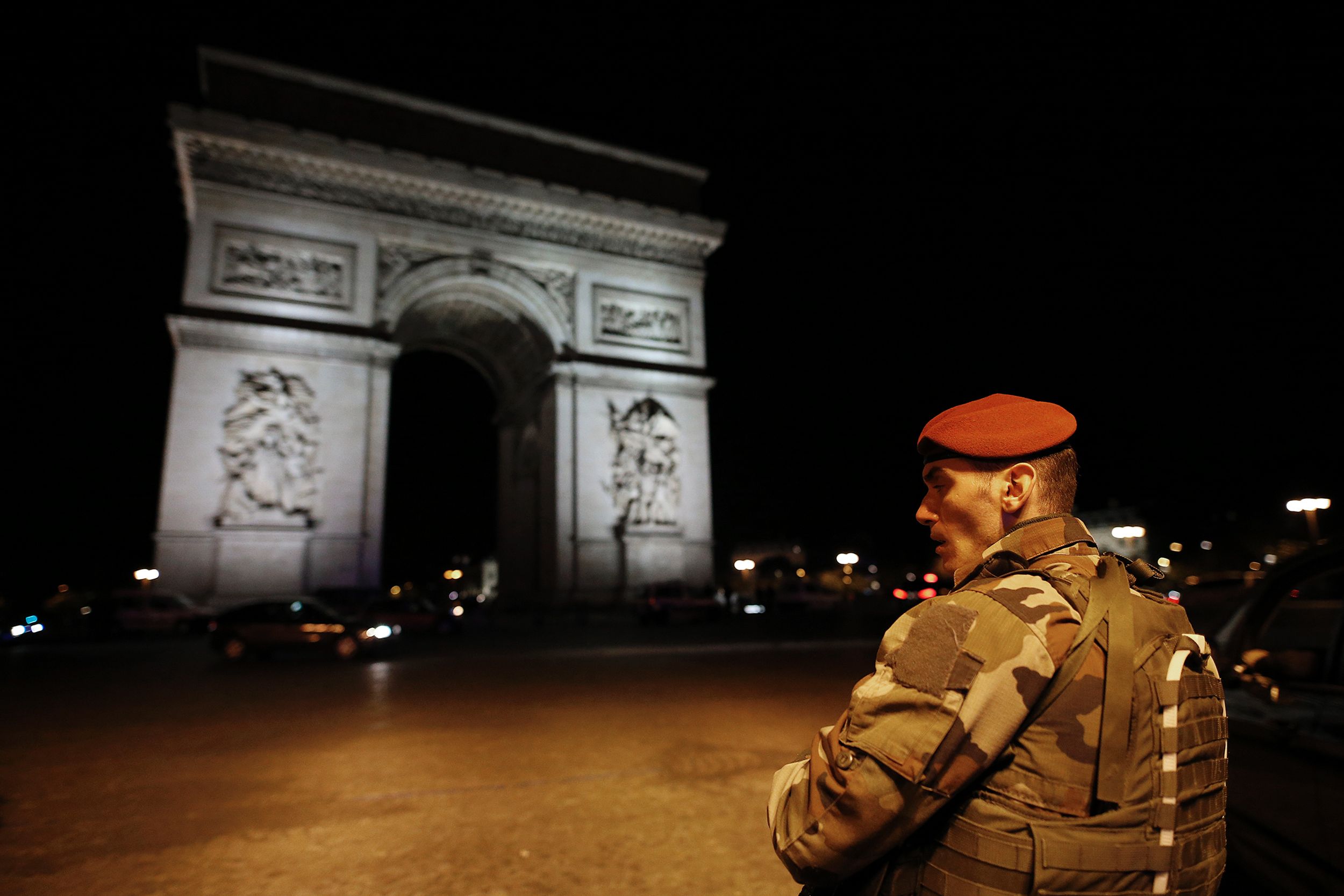 Estado Islámico se atribuye el tiroteo en Campos Elíseos de París
