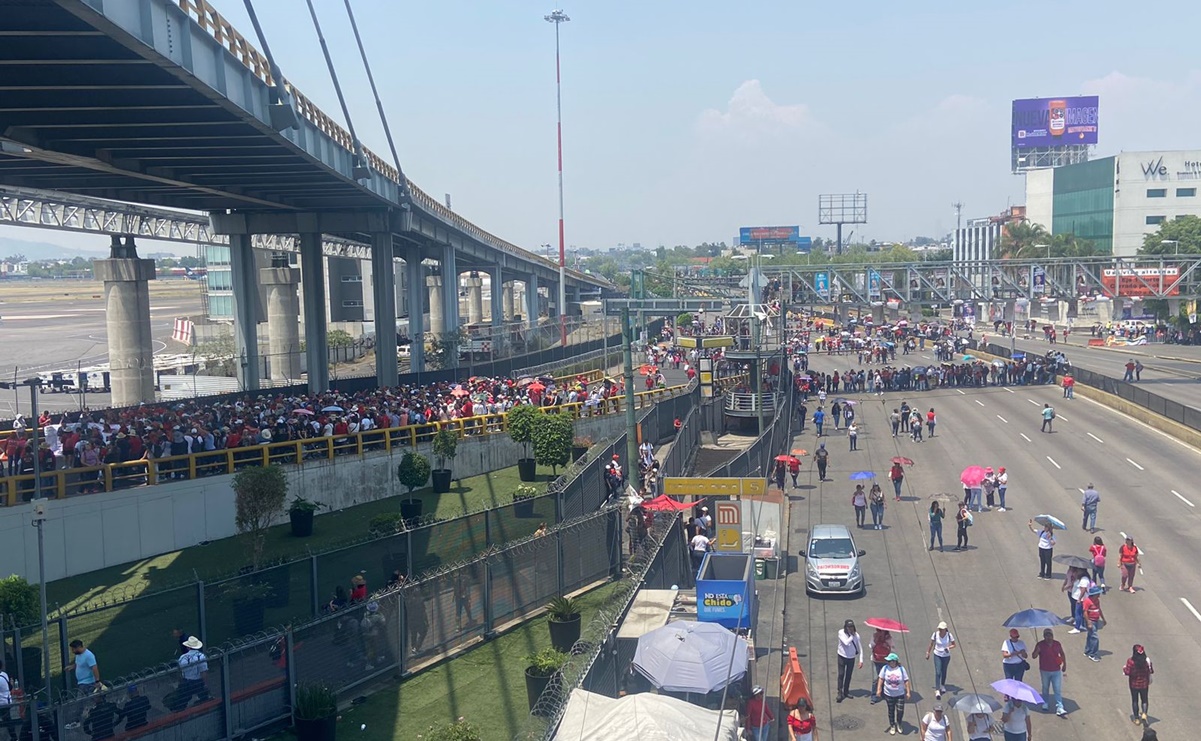 Maestros de la CNTE bloquean aeropuertos en la CDMX y Oaxaca, tras protestas del jueves en sedes partidos