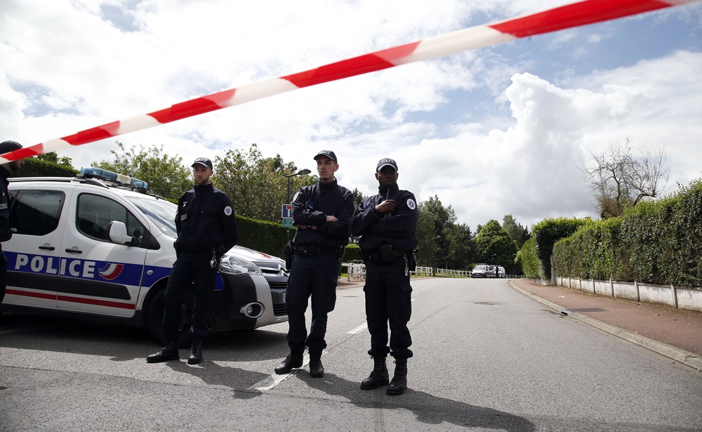 Detienen a tres por asesinato de policías franceses 