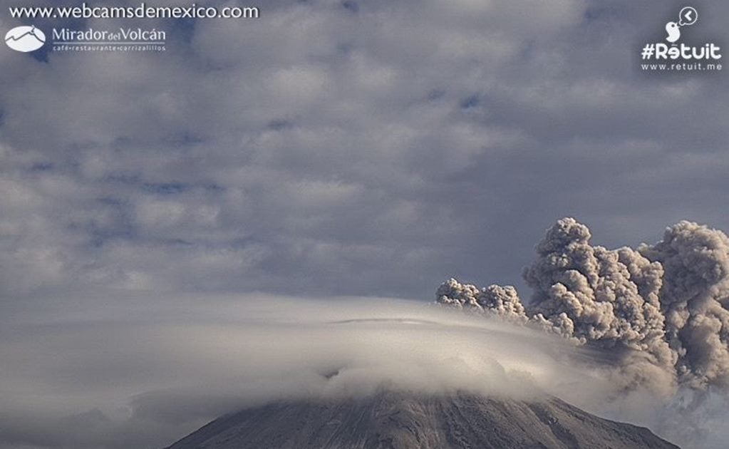 Volcán de Colima lanza exhalación de mil metros con ceniza