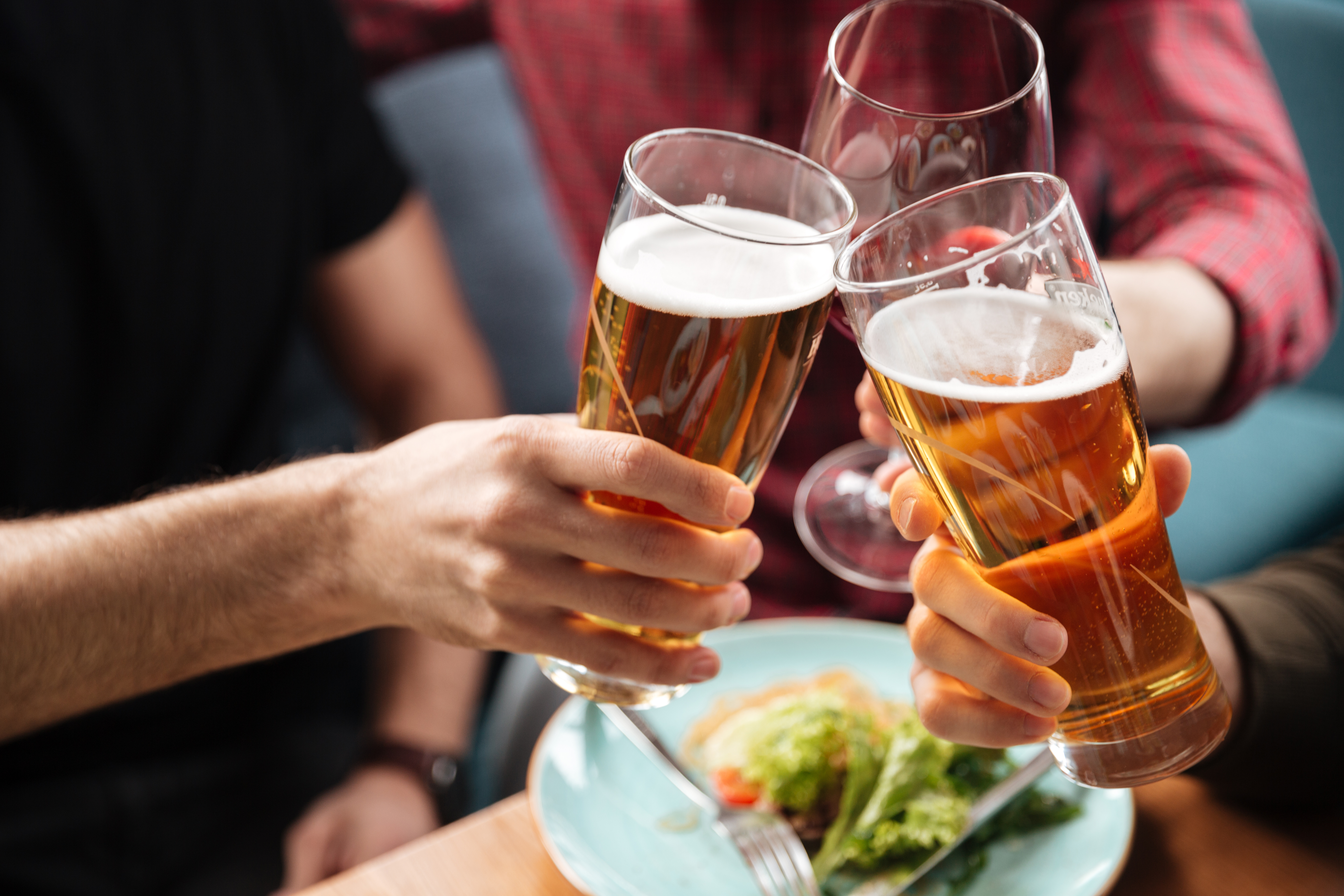 Hombres heterosexuales pueden sentirse atraídos por otros cuando toman alcohol, según estudio