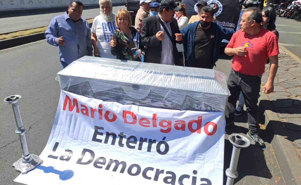 “Mario Delgado enterró la democracia”, manifestantes exigen a Morena respetar estatutos de elección interna