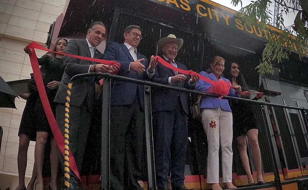Ken Salazar celebra los 200 años de la locomotora del bicentenario de Kansas City Southern