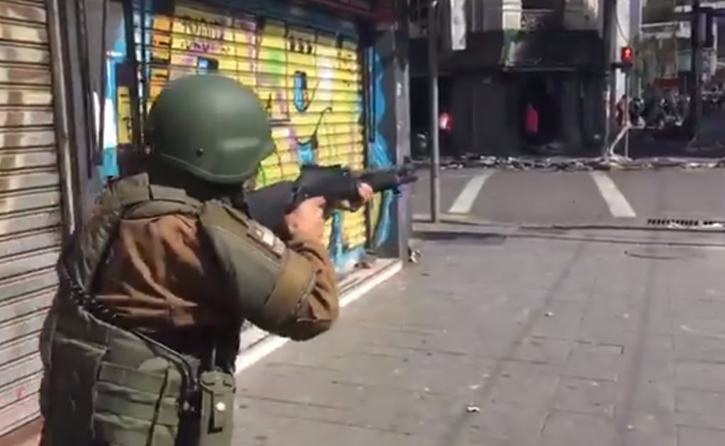Captan a militares disparando durante protestas en Chile 