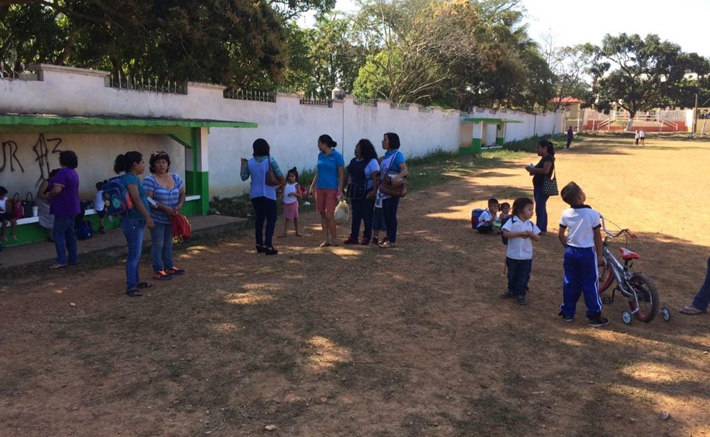 Desalojan escuela en Oaxaca por olor a gasolina